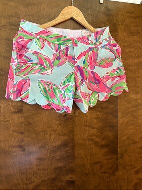 Lily Pulitzer Women's Scallop Hem Shorts in Multicolor Leaf Print